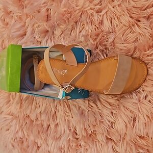 Girls Nude Color Sandal. Size 4½